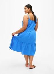 Ensfarget kjole i bomull med stropper, Marina, Model