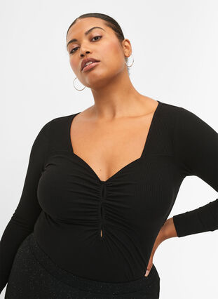 Zizzi Bluse i ribbestrikk med hull som detalj, Black, Model image number 2