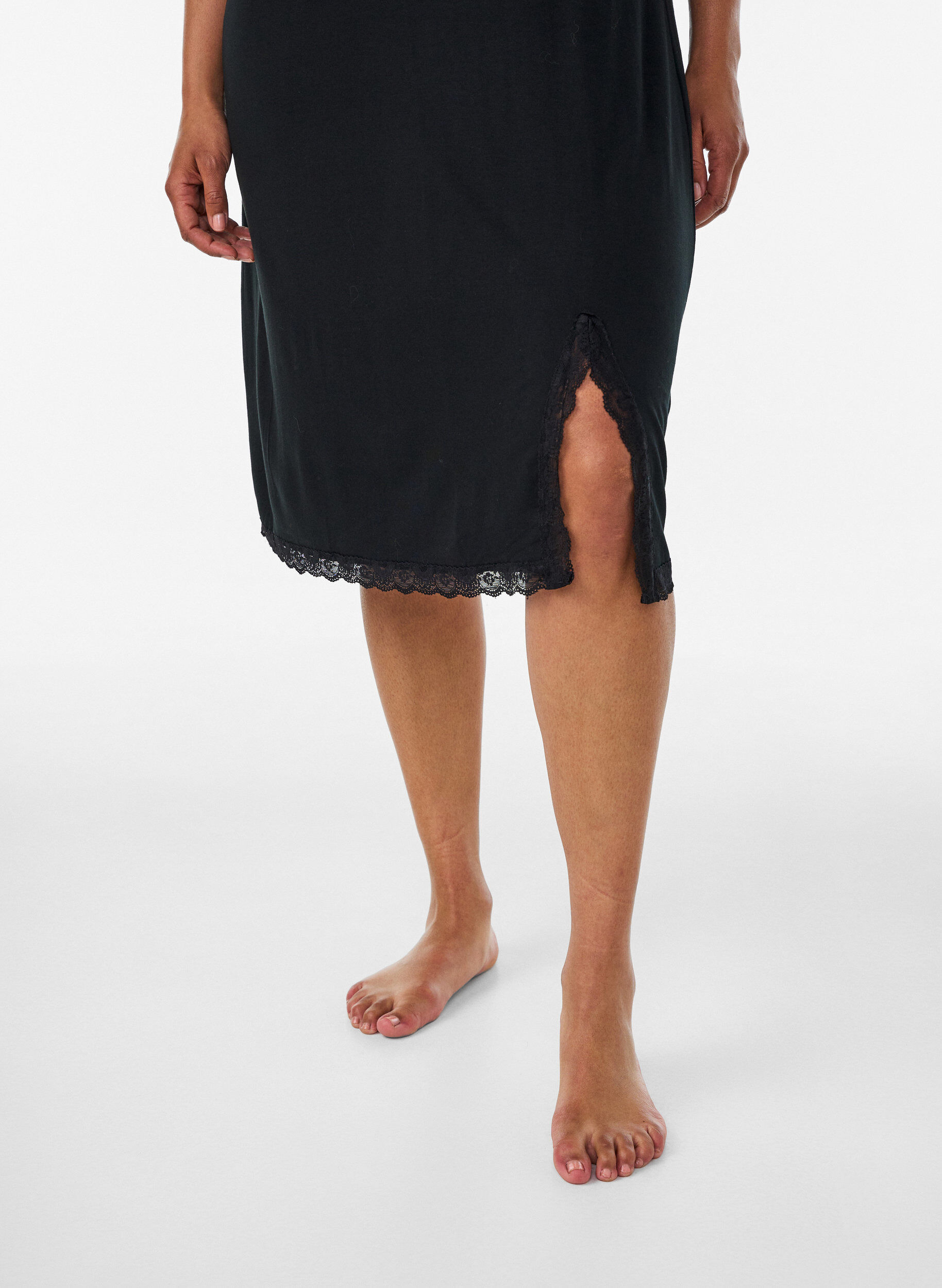 ZizziViskose nattkjole med blonder og splitt, Svart, Model image number 2