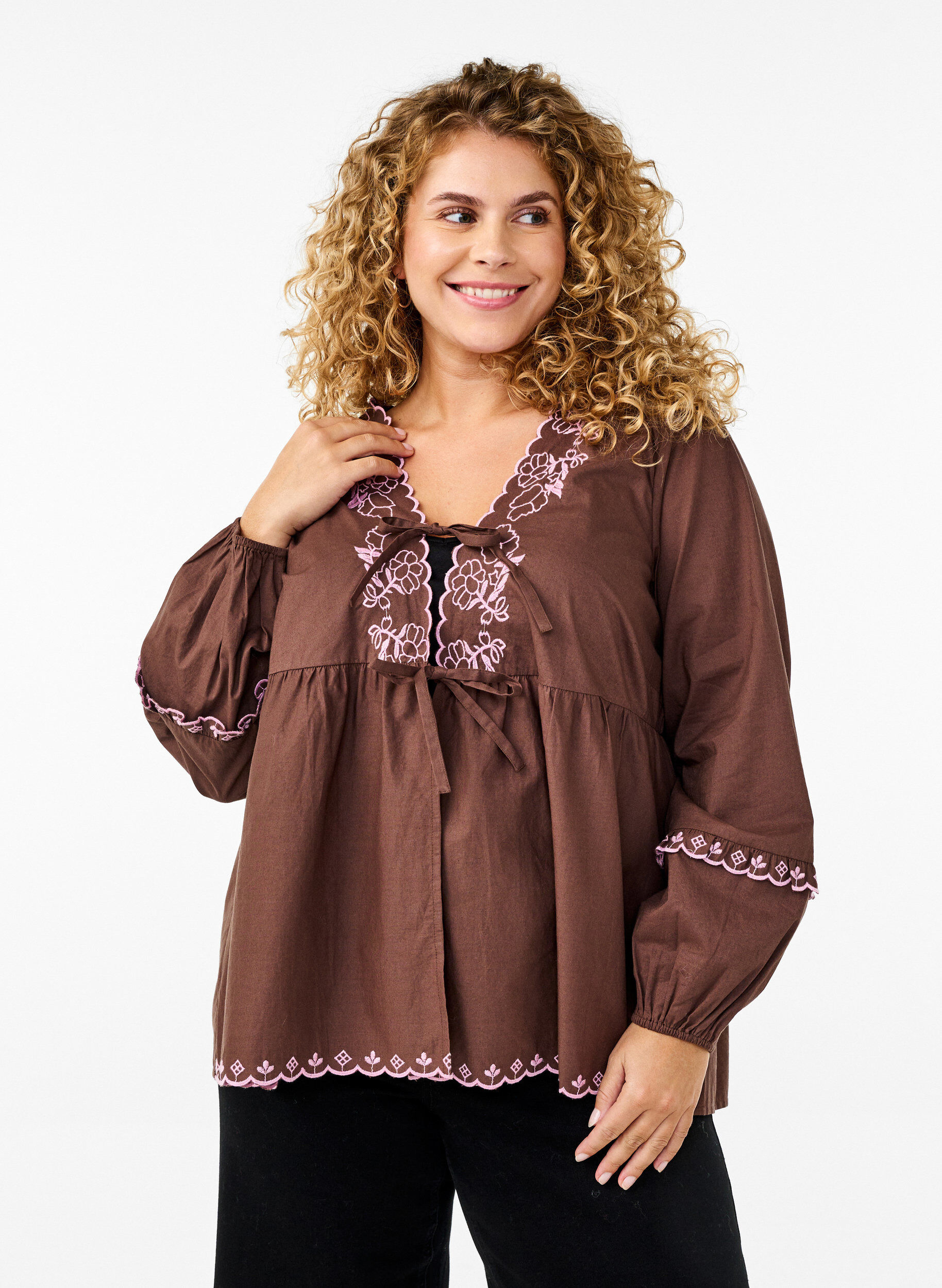 Bluse med &aring;pen front og broderte detaljer, Brun, Model