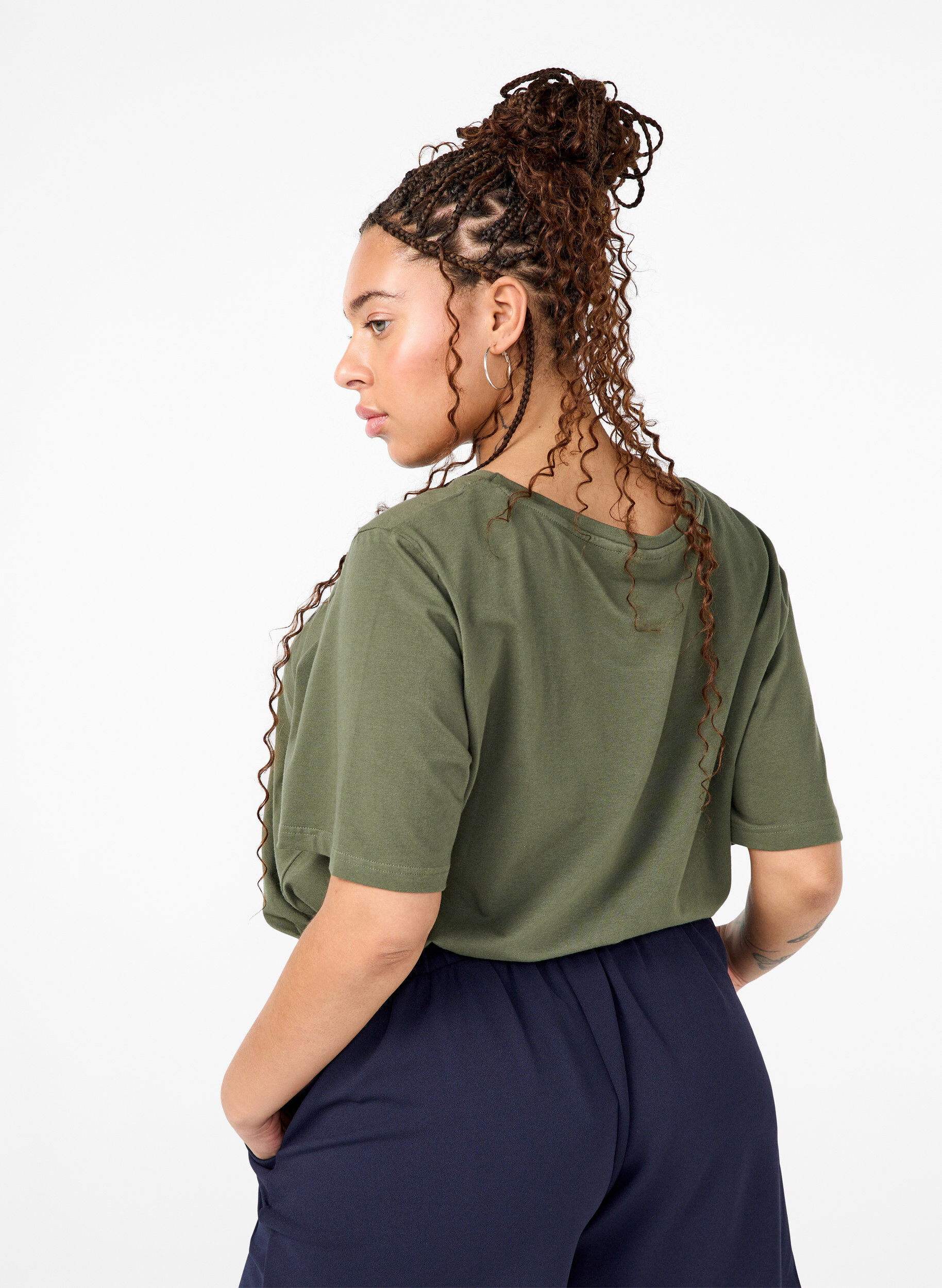 Zizzi T-skjorte i &oslash;kologisk bomull med broderidetaljer, Thyme, Model image number 1