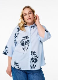 Stripete skjorte med blomstertrykk og 3/4-ermer, Blå Stripete skjorte med blomstertrykk og 3/4-ermer, Blå, Model