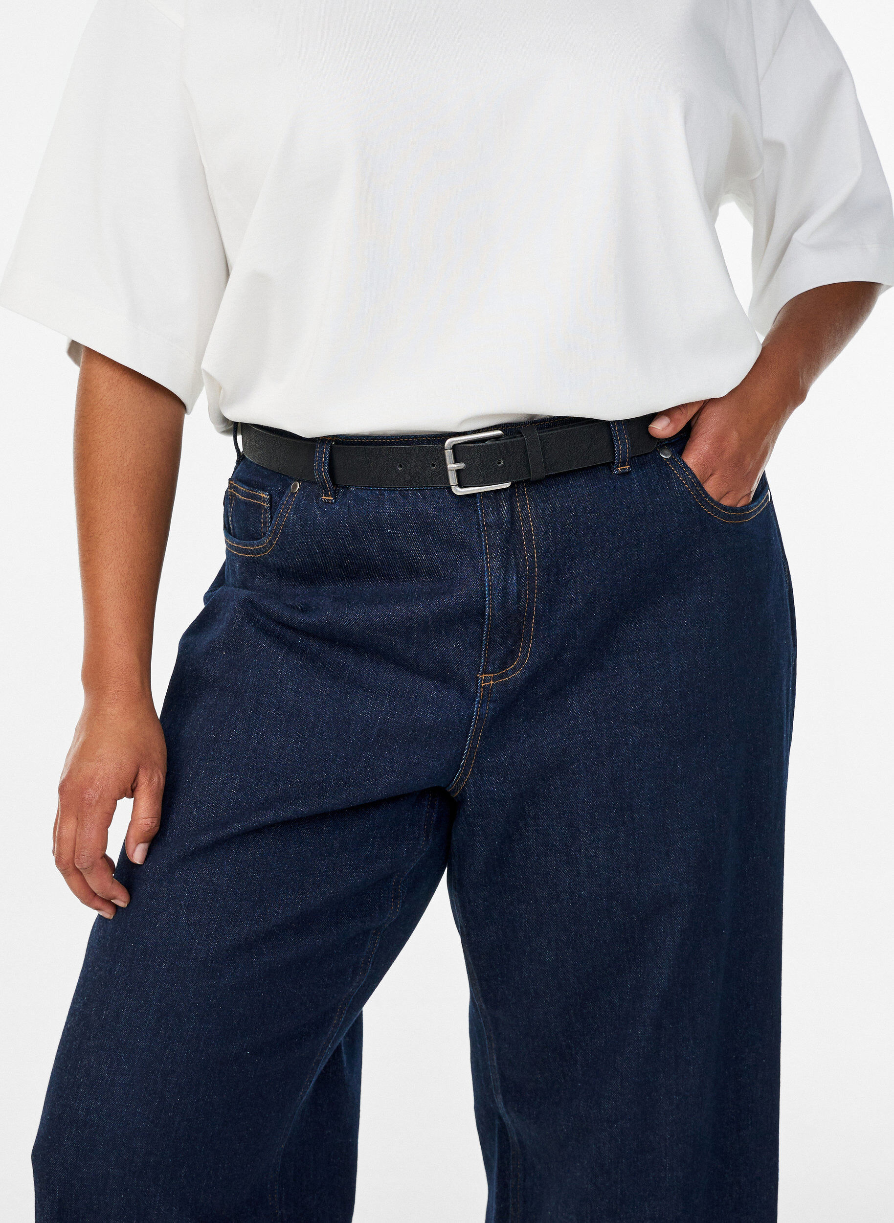 Belte i l&aelig;rblanding med klassisk spenne, Svart, Model