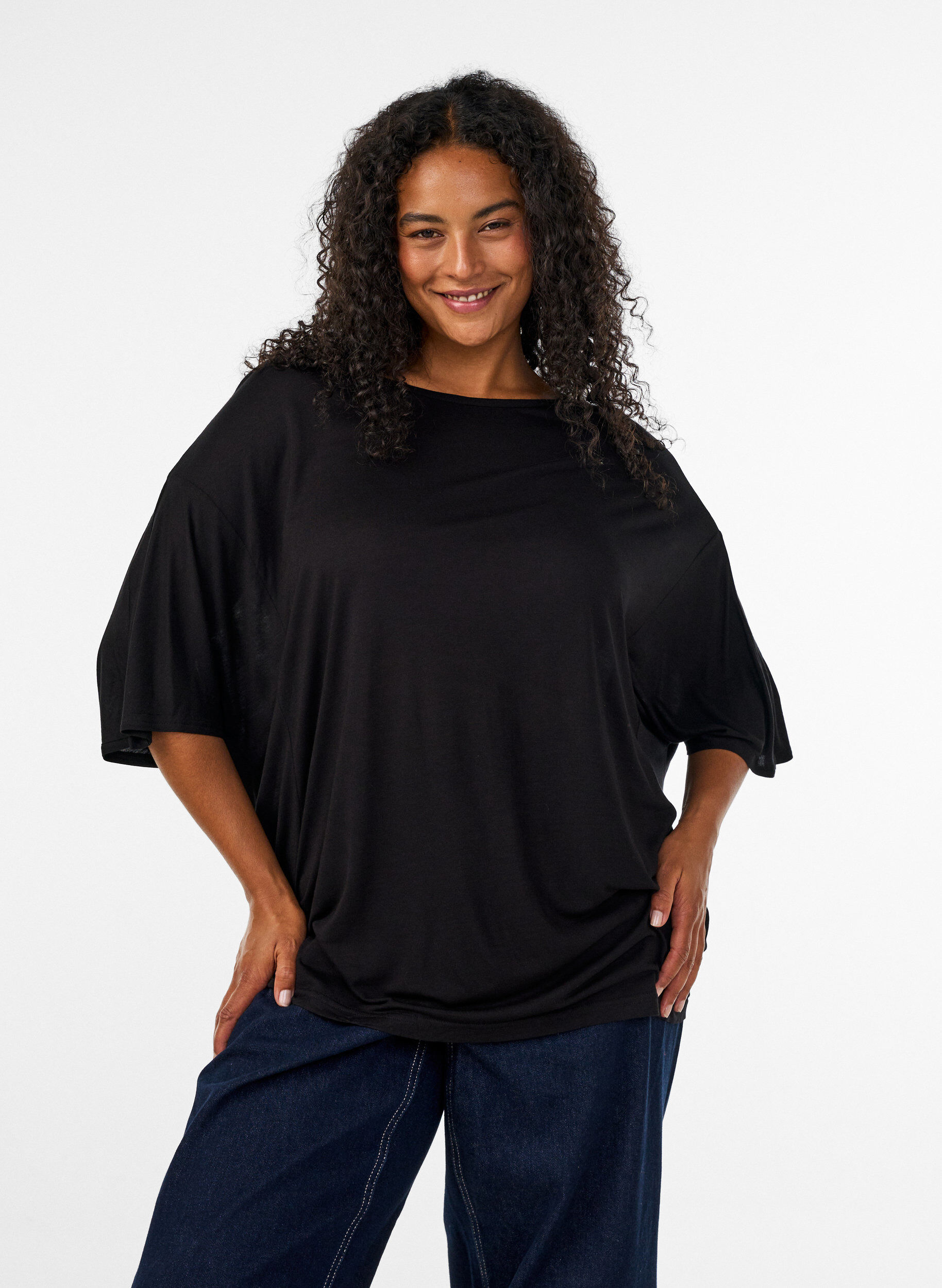 Loose fit T-skjorte i viskose jersey, Svart, Model