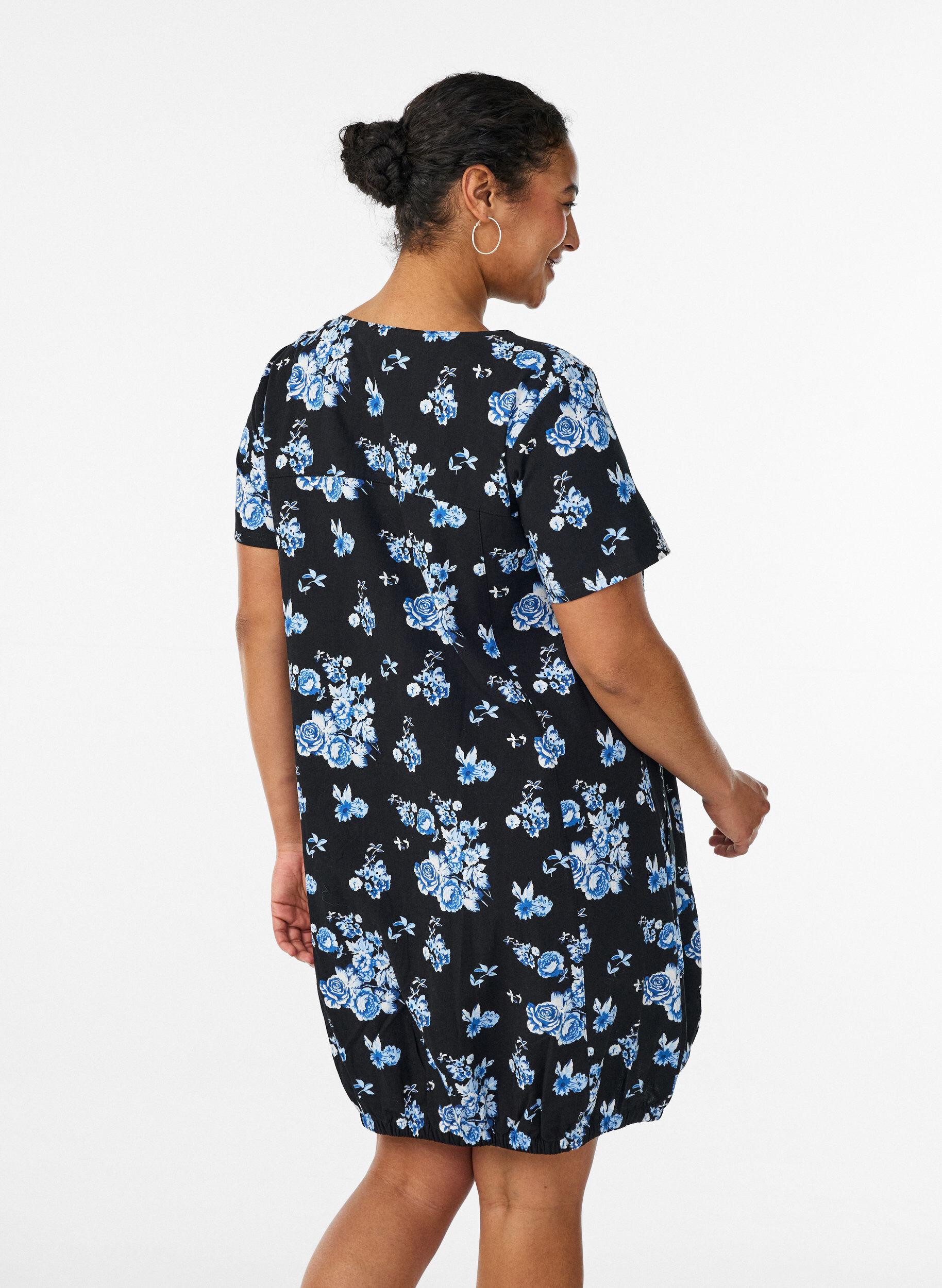 Zizzi Kortermet bomullskjole med trykt m&oslash;nster, Svart, Model image number 2