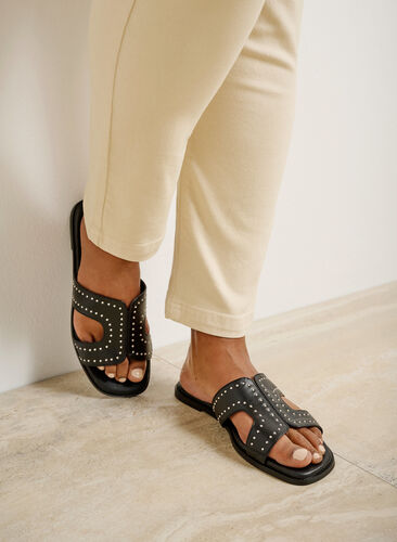 Zizzi Flate slip-on-sandaler med bred passform og nitter, Svart, Image image number 1