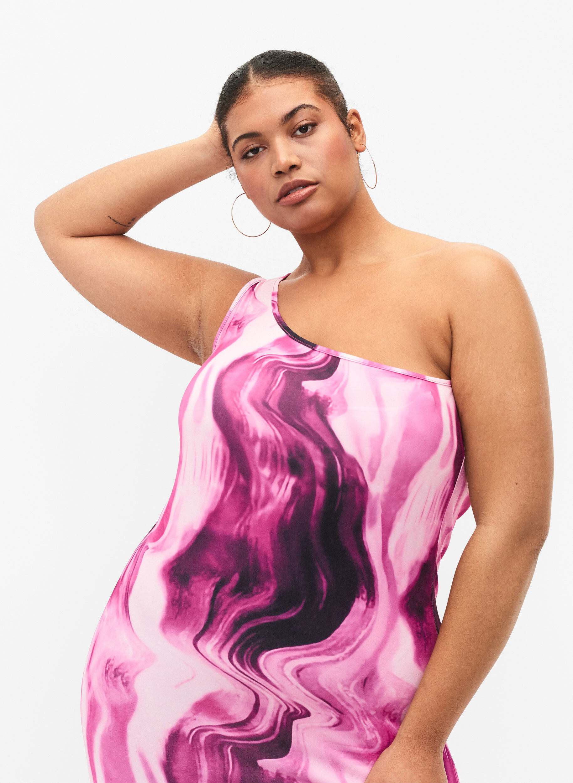 Zizzi Tettsittende one-shoulder kjole med m&oslash;nster, Raspberry Rose AOP, Model image number 2
