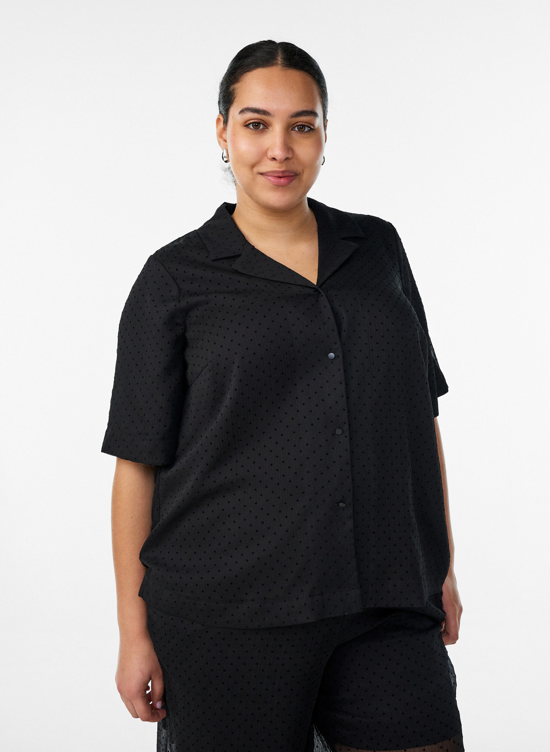 Polka dot skjortebluse med jakkeslag, Svart, Model