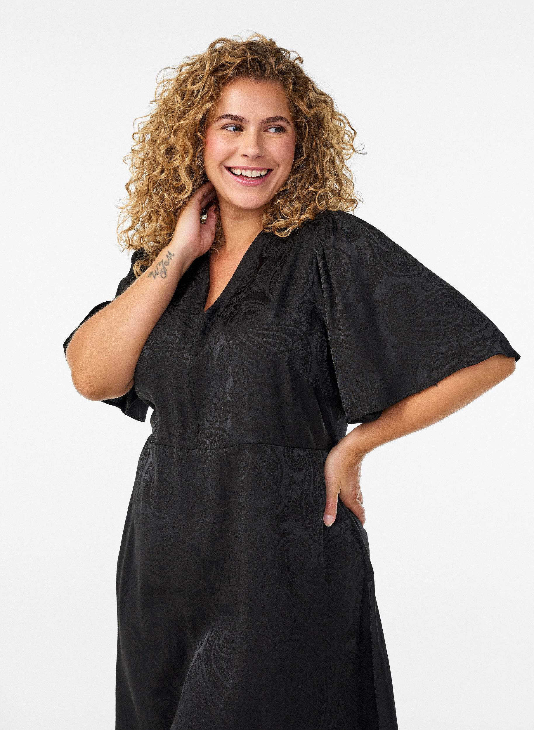 Zizzi Midiskj&oslash;rt jacquard kjole med paisleym&oslash;nster og flaggermus ermer, Svart, Model image number 2