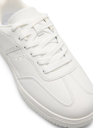 Zizzi Wide fit - Imitert skinntrenere med stikningsdetaljer, Hvit, Packshot image number 3