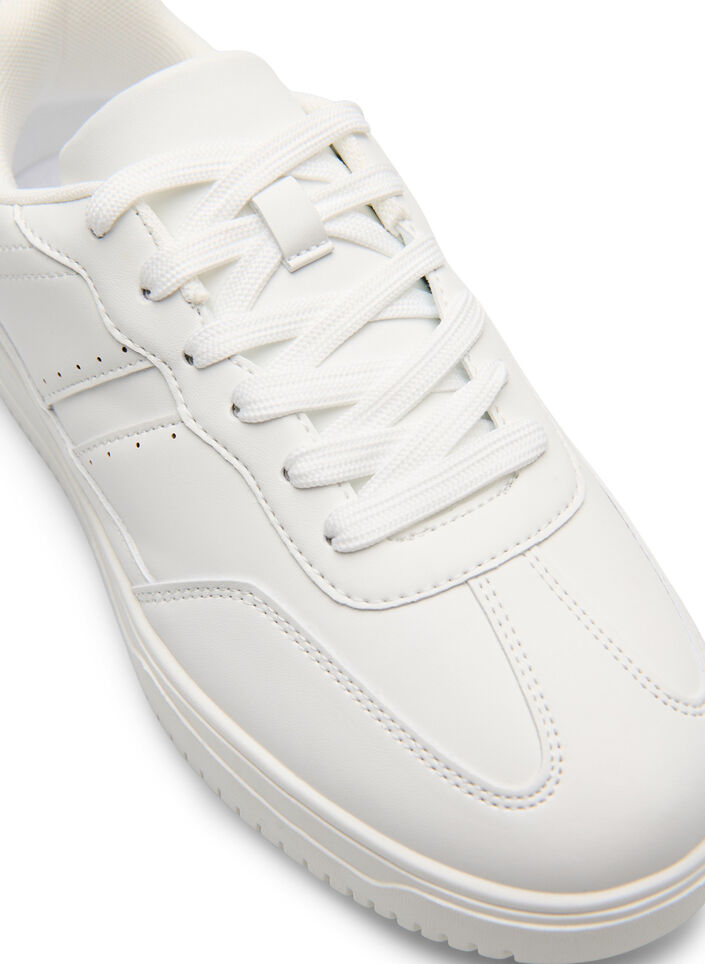 Wide fit - Imitert skinntrenere med stikningsdetaljer, Hvit, Packshot image number 3