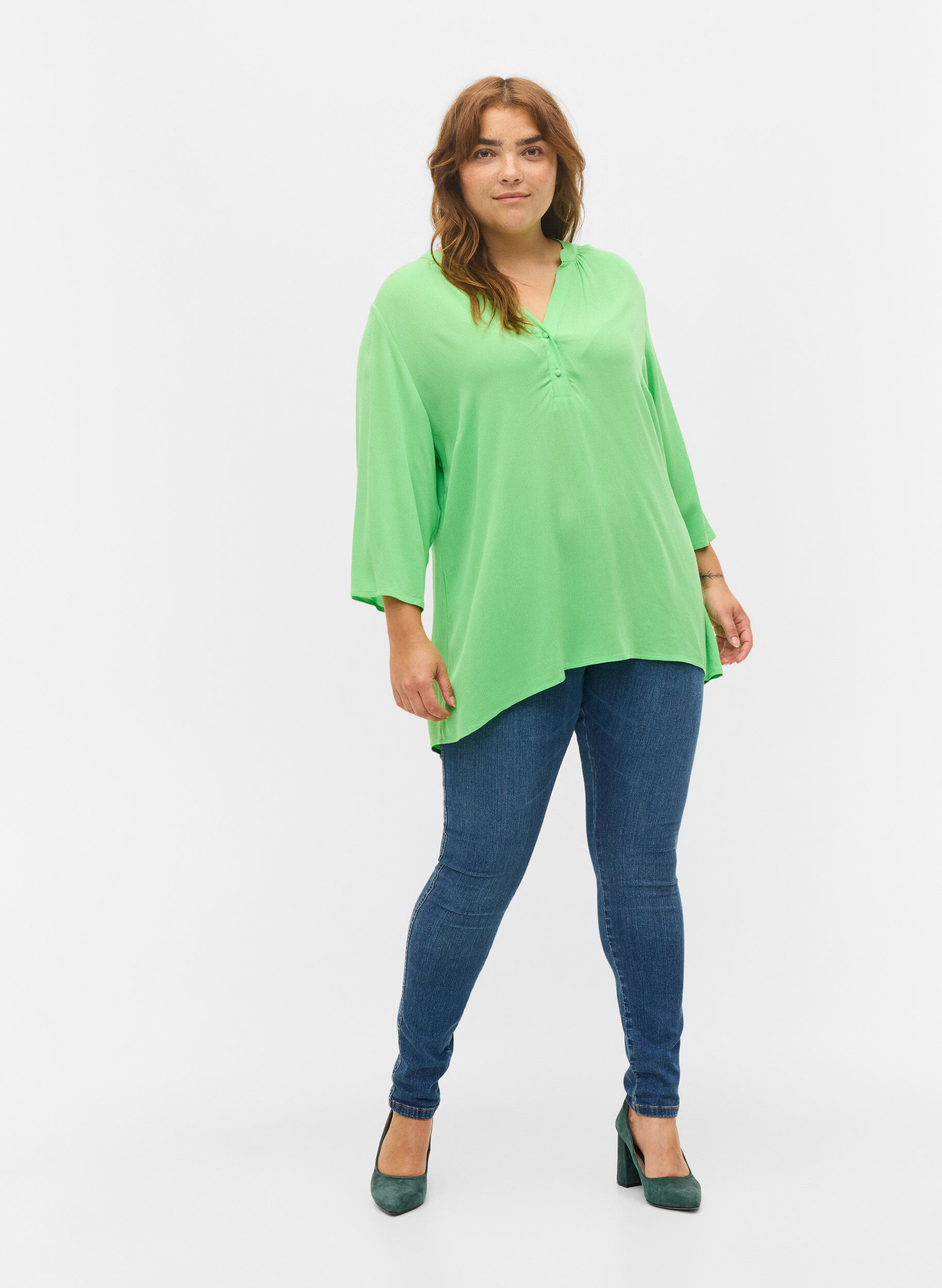 Zizzi Bluse i viskose med 3/4 ermer og V-hals, Summer Green, Model image number 2