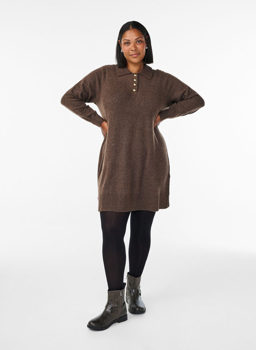 Kort strikket kjole med polokrage og knapper, Brun, Model