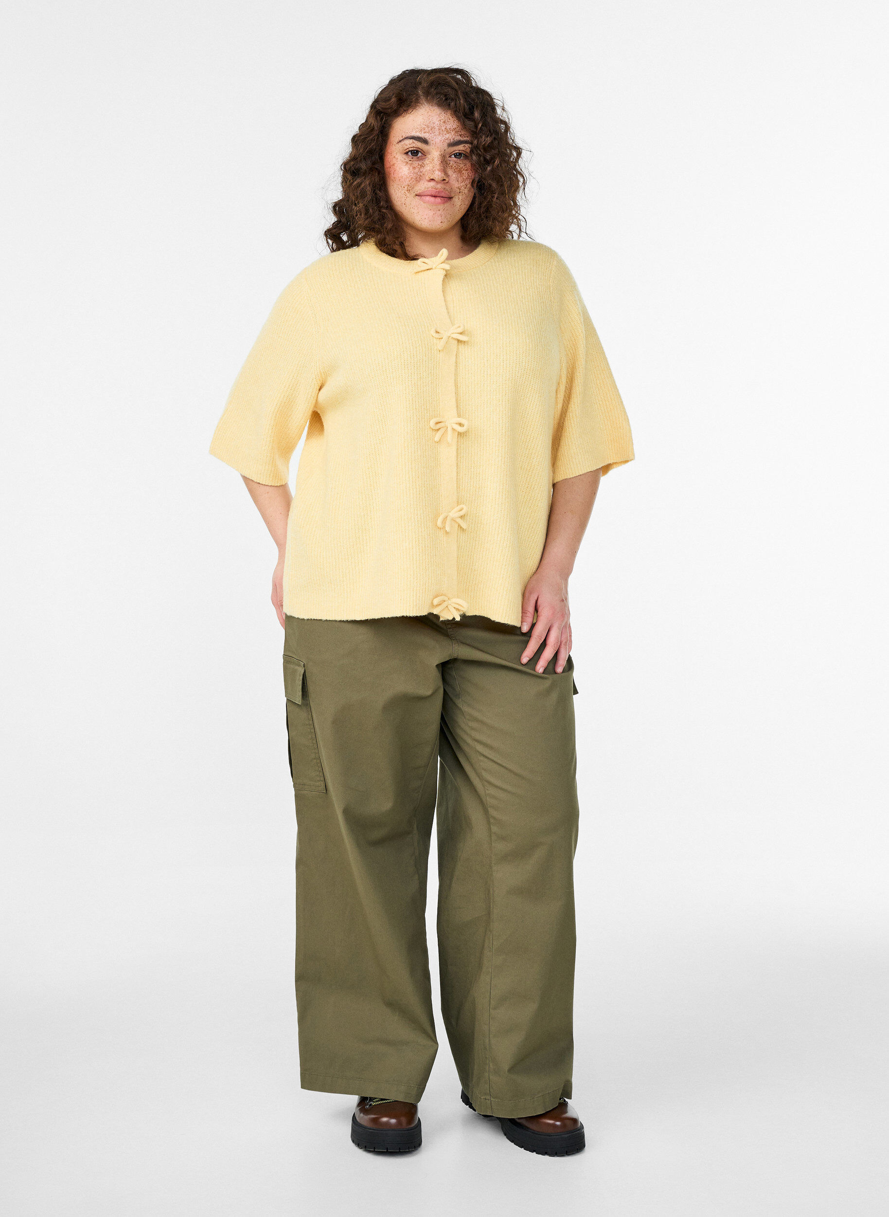 Zizzi Kortermet strikke kardigan med sl&oslash;yfer, Gul, Model image number 1