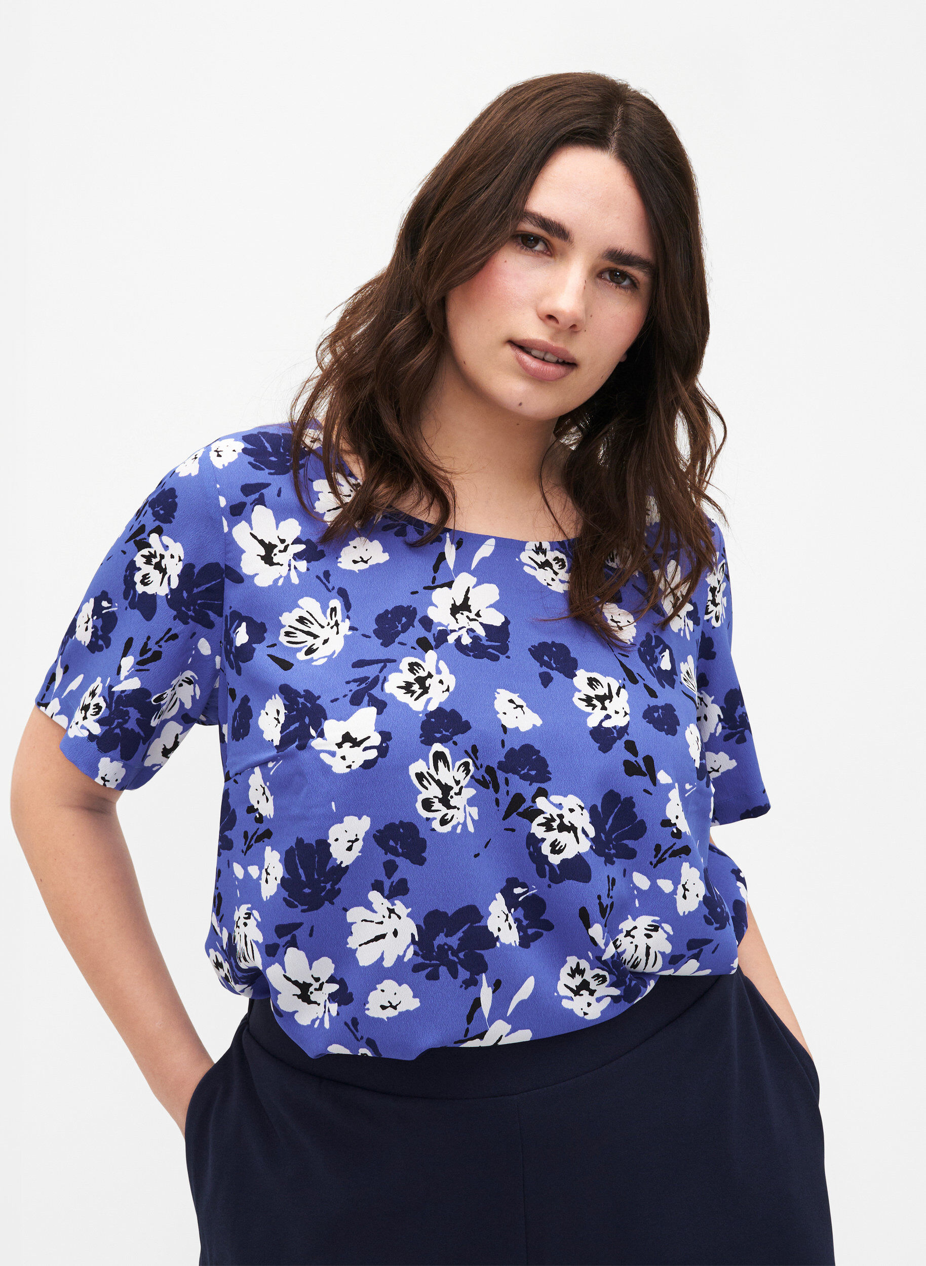 Zizzi FLASH - Bluse med korte ermer og trykk, Amparo Blue Flower, Model image number 0