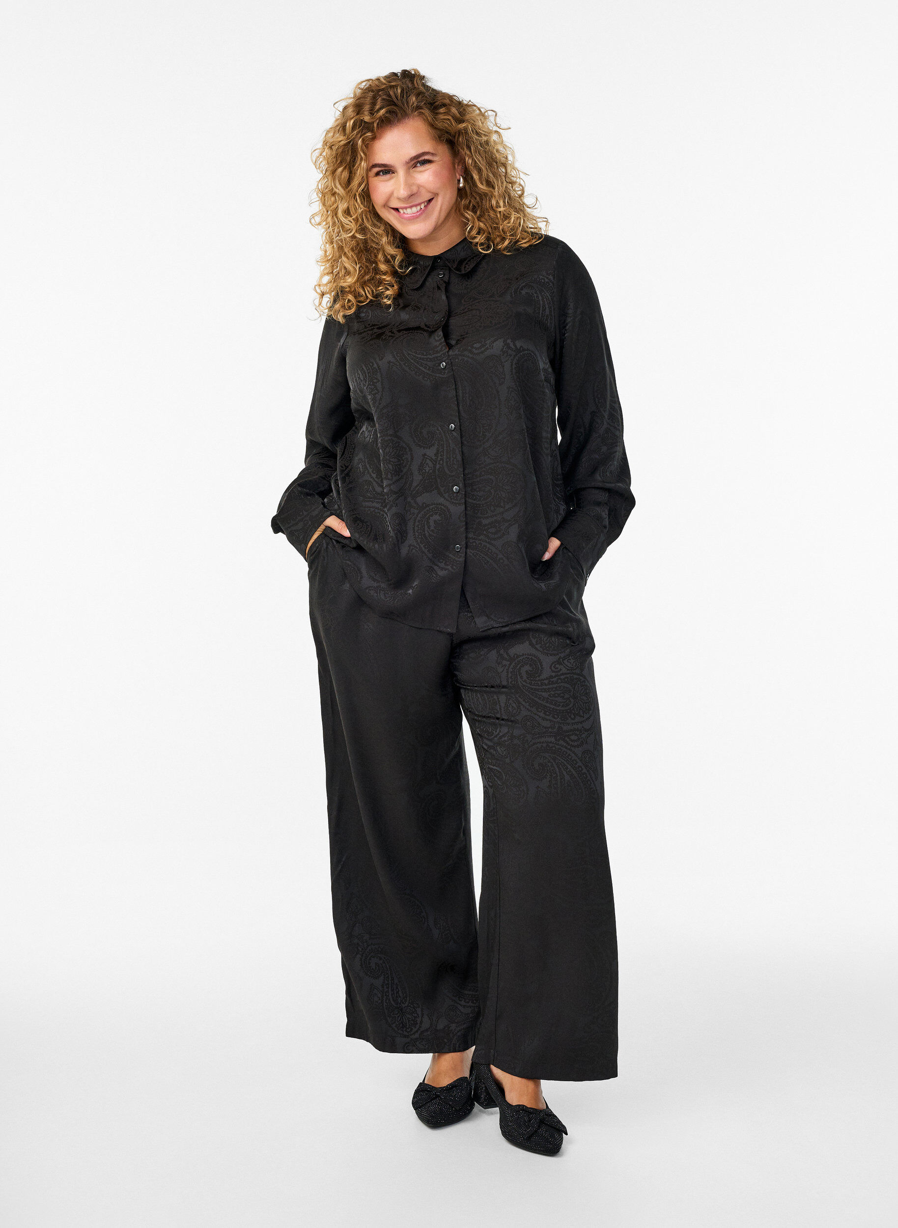 Zizzi Skjorte med tone-i-tone paisleym&oslash;nster, Svart, Model image number 1