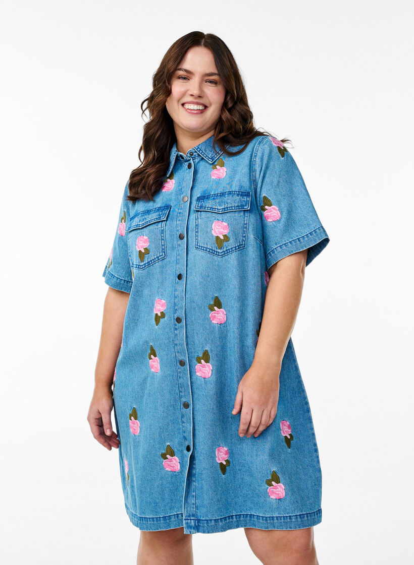 Kort denimkjole med broderte blomster, LBD w. Flower, Model