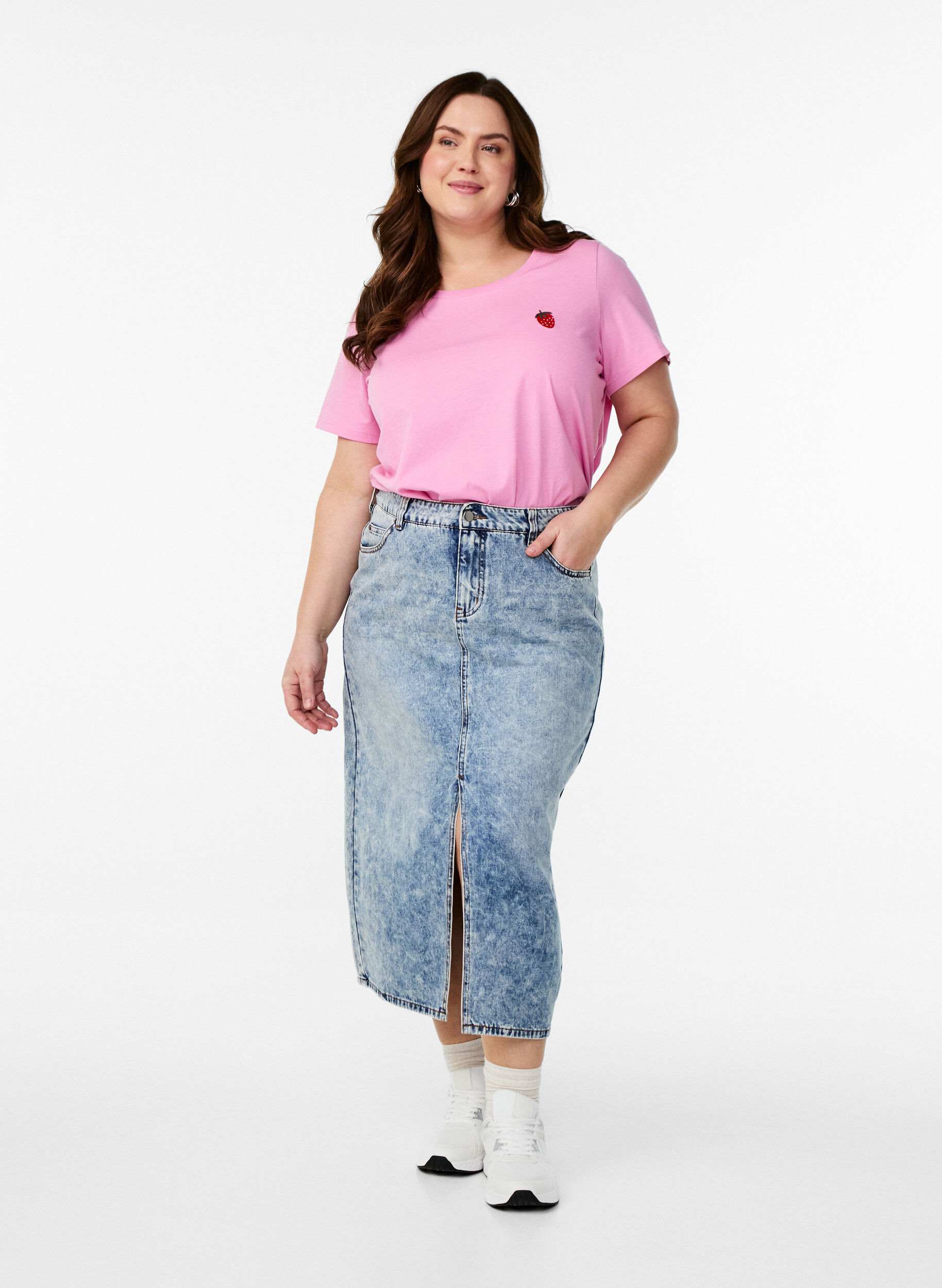 Zizzi T-skjorte med jordb&aelig;rbroderi, Begonia P. W. Berry, Model image number 2