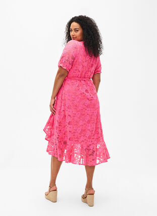 Zizzi Omslagskjole med blonder og korte ermer, Pink Carnation, Model image number 1