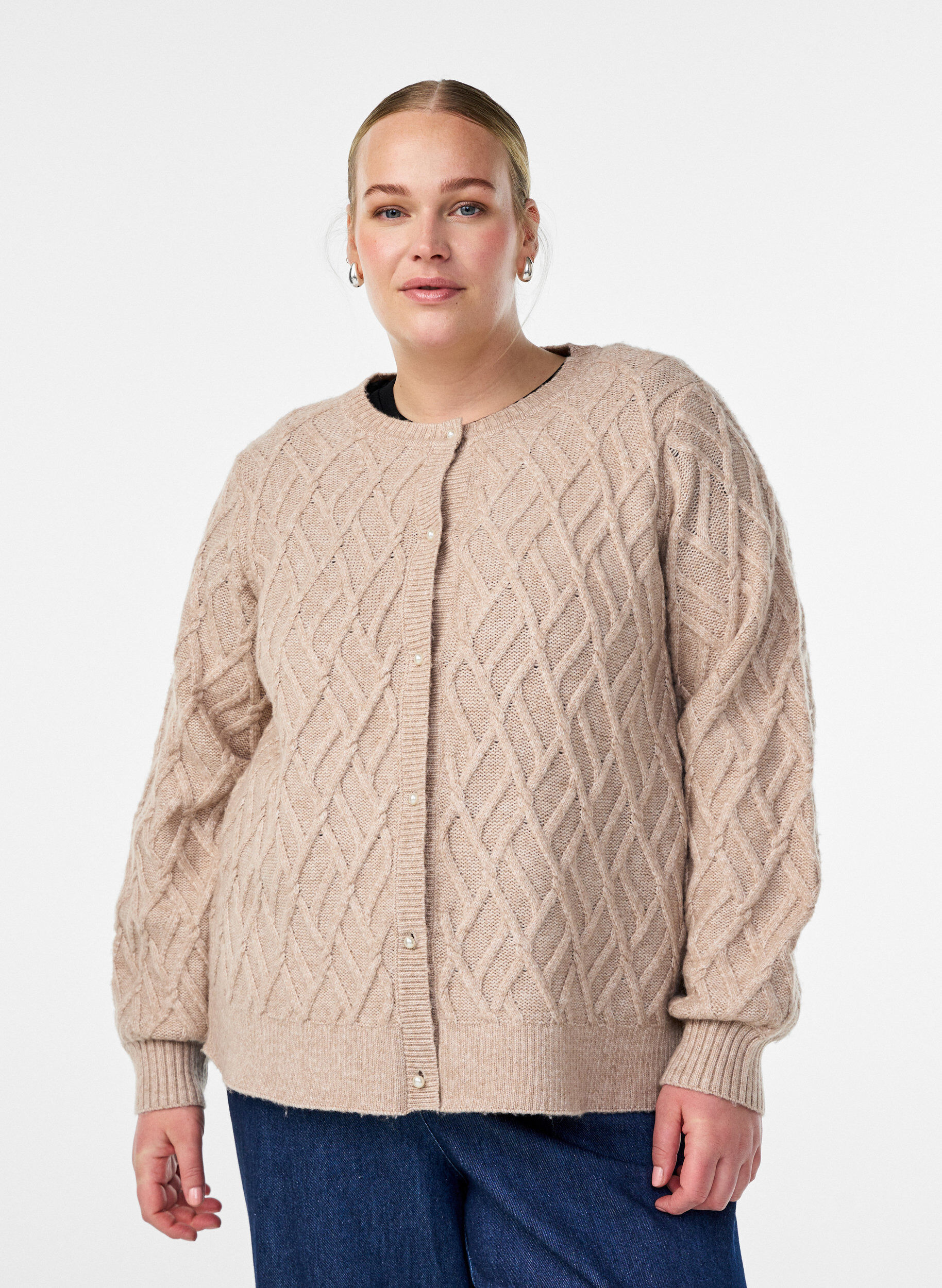 Kabelstrikket cardigan med perleknapper, Beige, Model