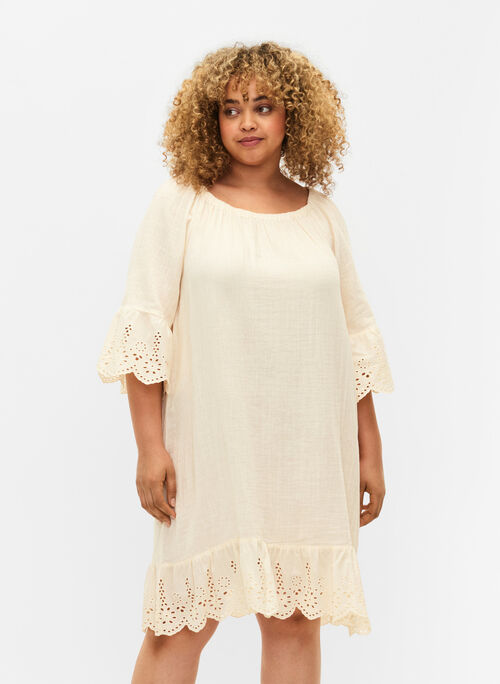 Bomullskjole med broderi anglaise, Buttercream, Model