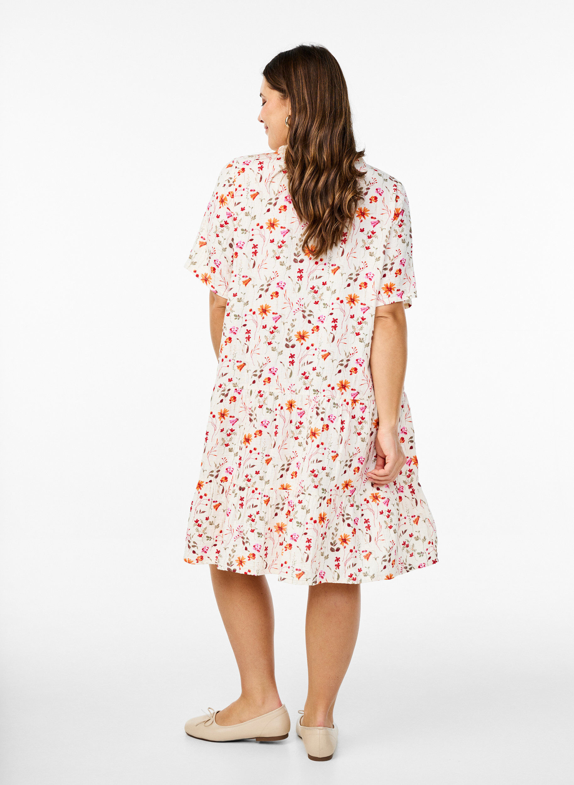 Zizzi Kort kjole av bomullsmuslin med blomster, Hvit, Model image number 2