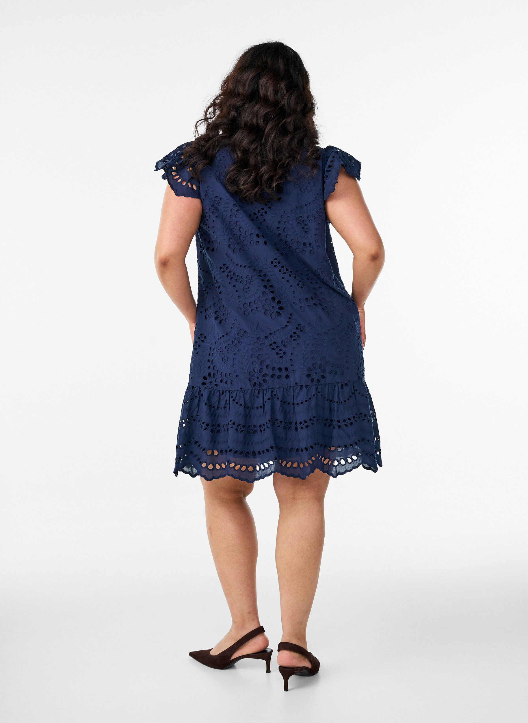 Zizzi Kjole med broderie anglaise og volangermer, Bl&aring;, Model image number 2