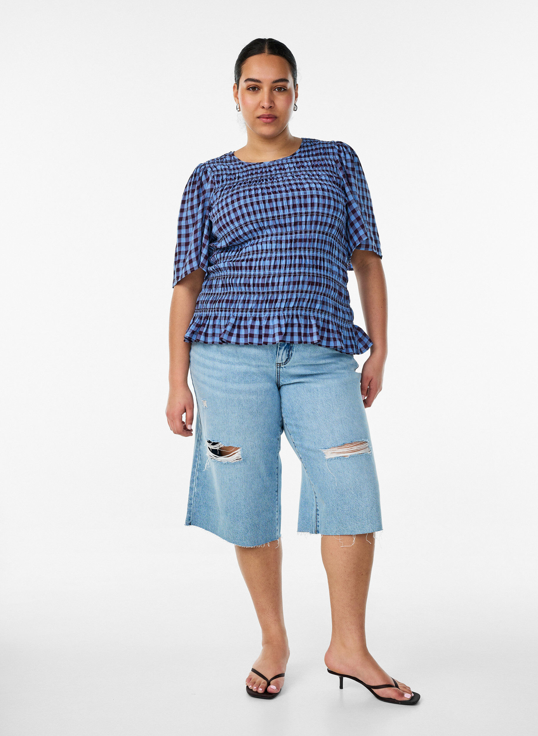 Cropped jeans med en avslappet stil og r&aring; kanter, Bl&aring;, Model