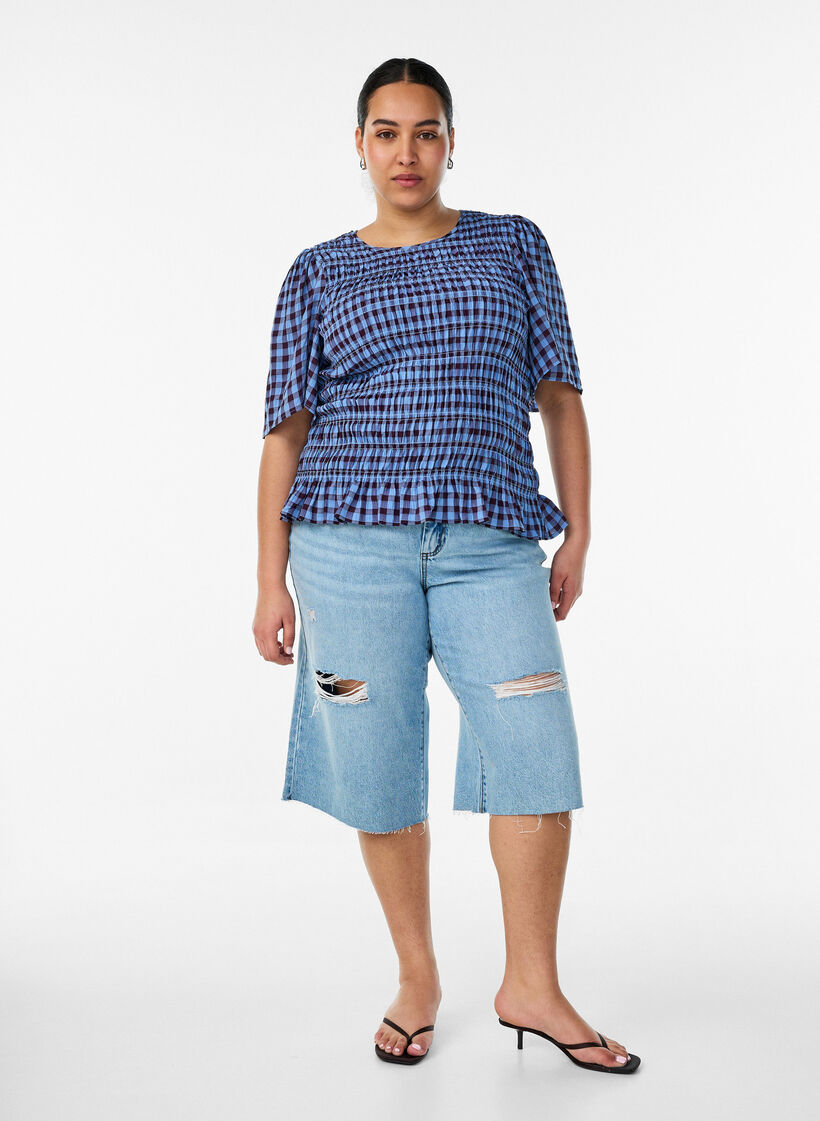 Cropped jeans med en avslappet stil og r&aring; kanter, Bl&aring;, Model