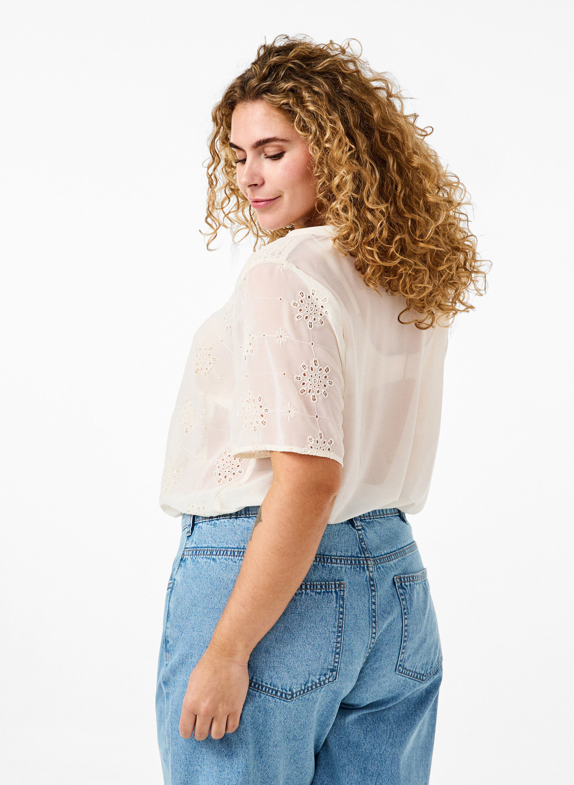 Zizzi Kortermet skjortebluse med broderi anglaise, Antique White, Model image number 1