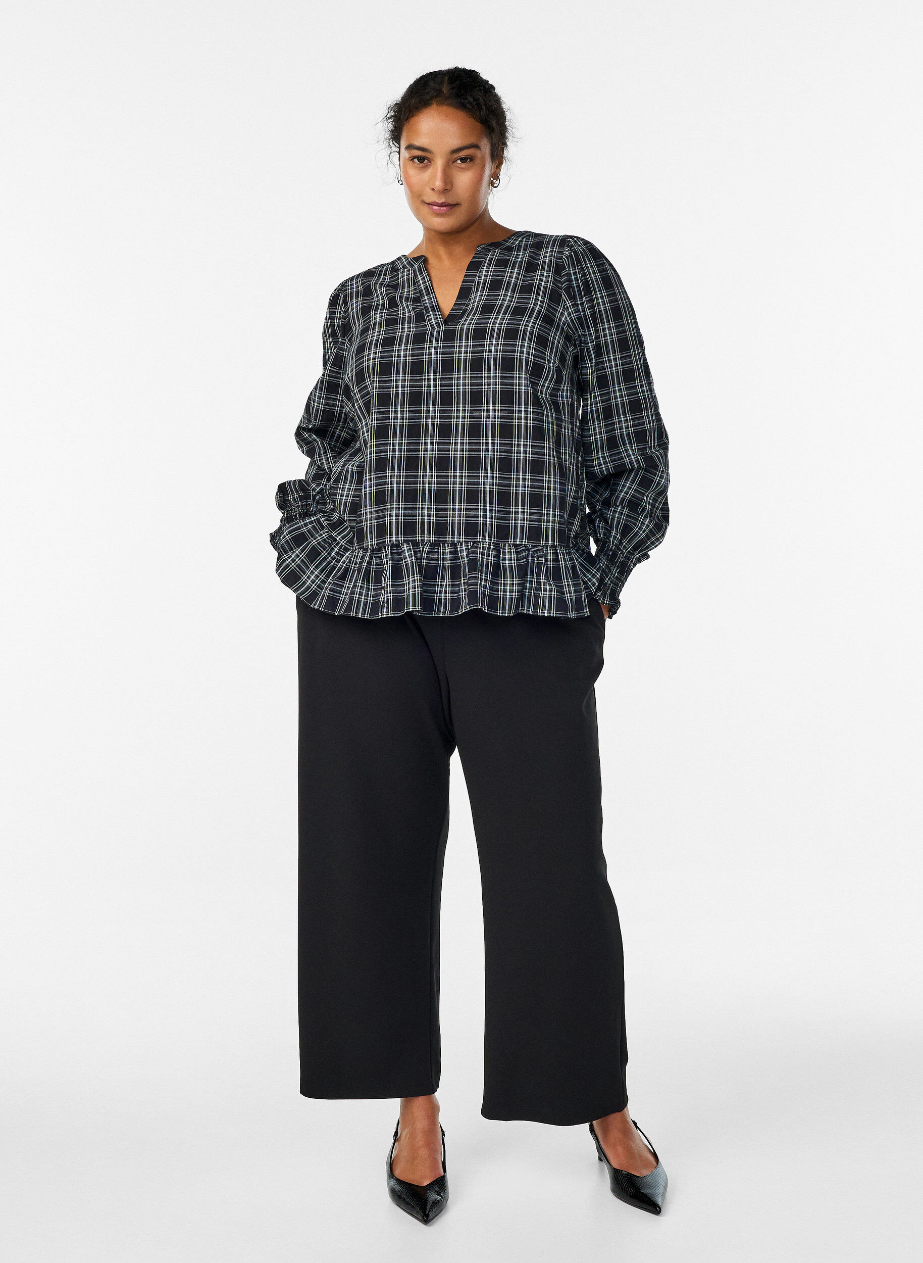 Zizzi Bluse med rutem&oslash;nster og volangdetaljer, Svart, Model image number 1