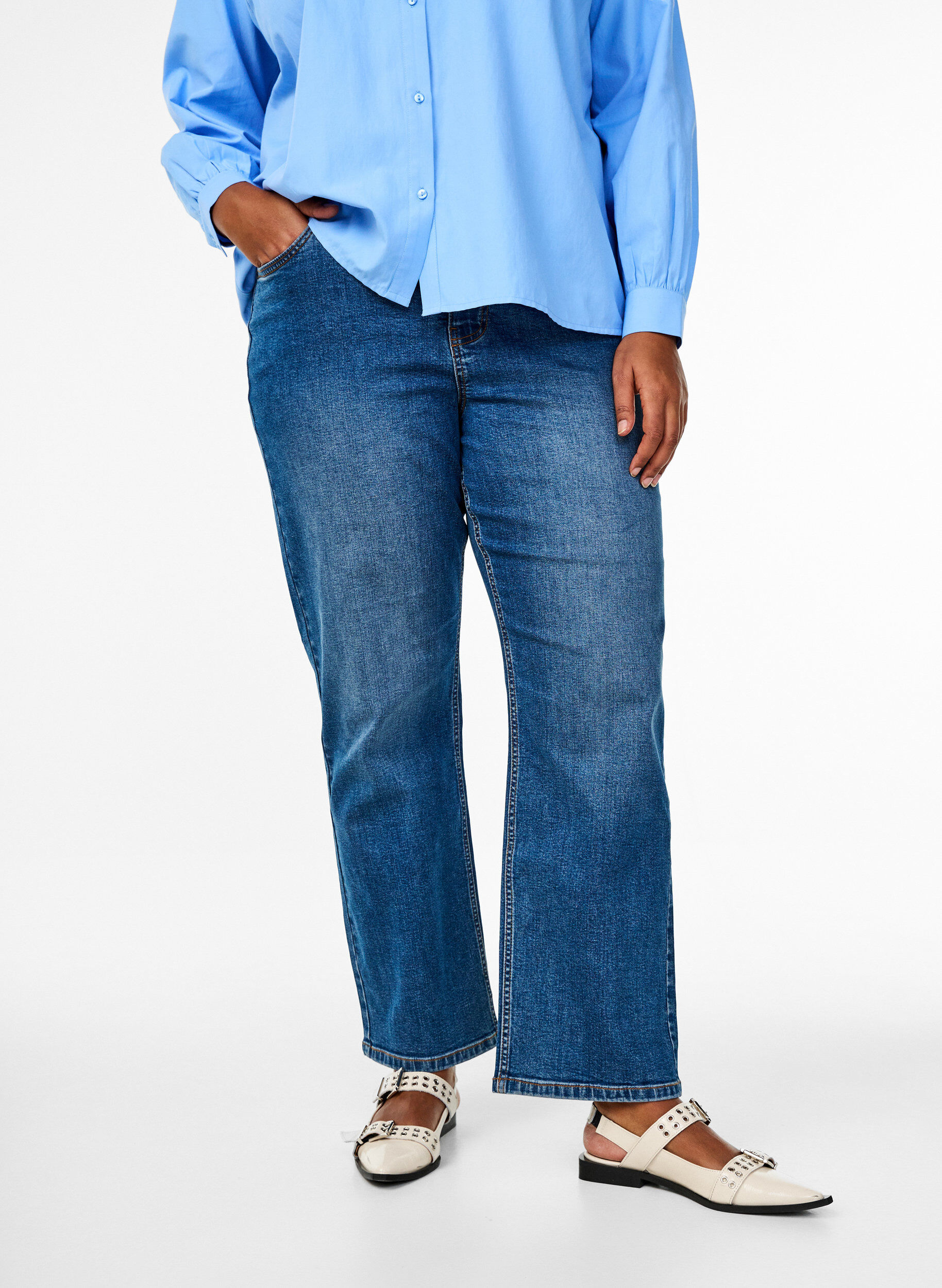 Zizzi Gemma jeans med h&oslash;y midje og regular fit, Bl&aring;, Model image number 2