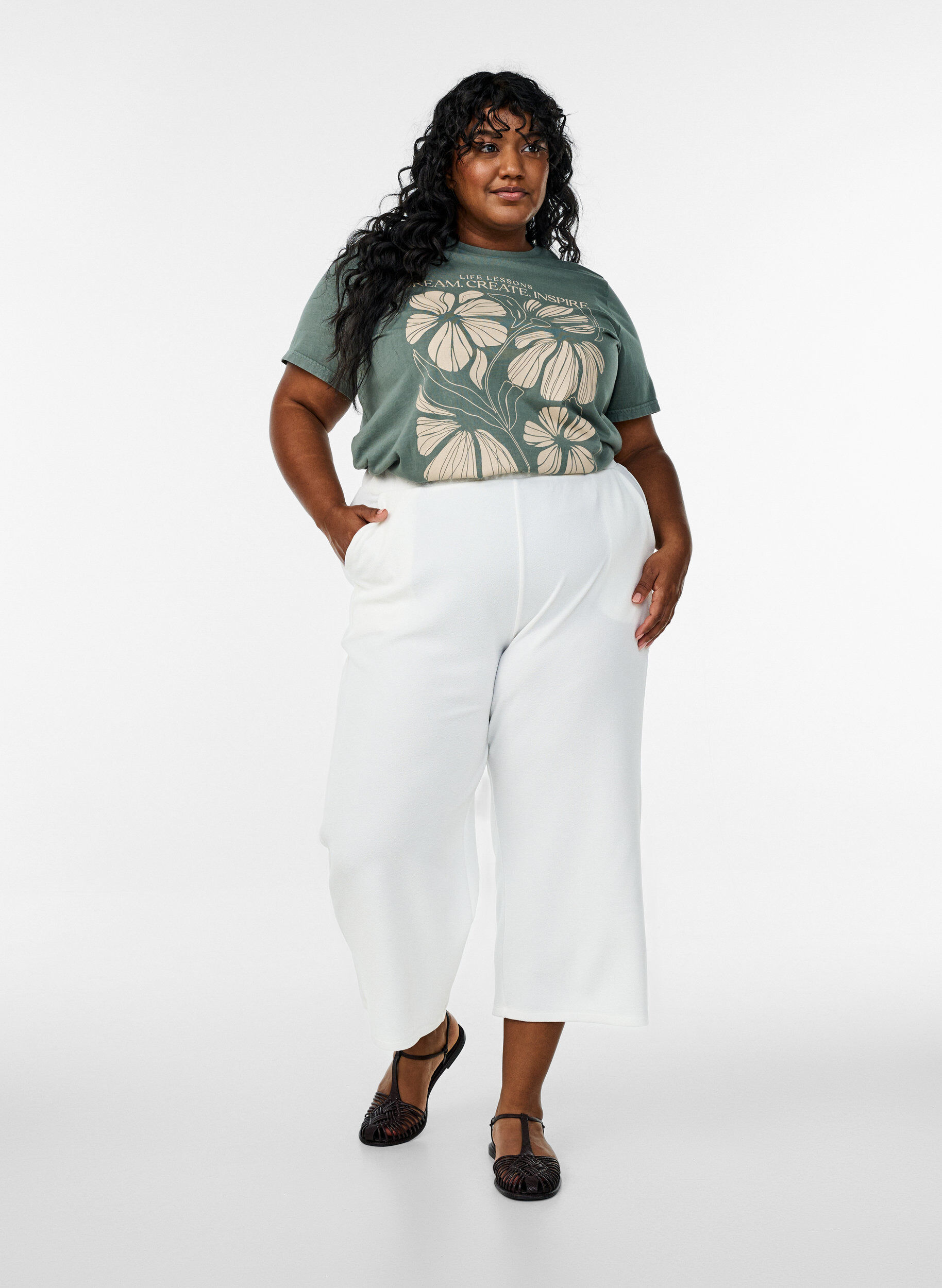 Zizzi T-skjorte i &oslash;kologisk bomull med tekst og blomstertrykk, Gr&oslash;nn, Model image number 1