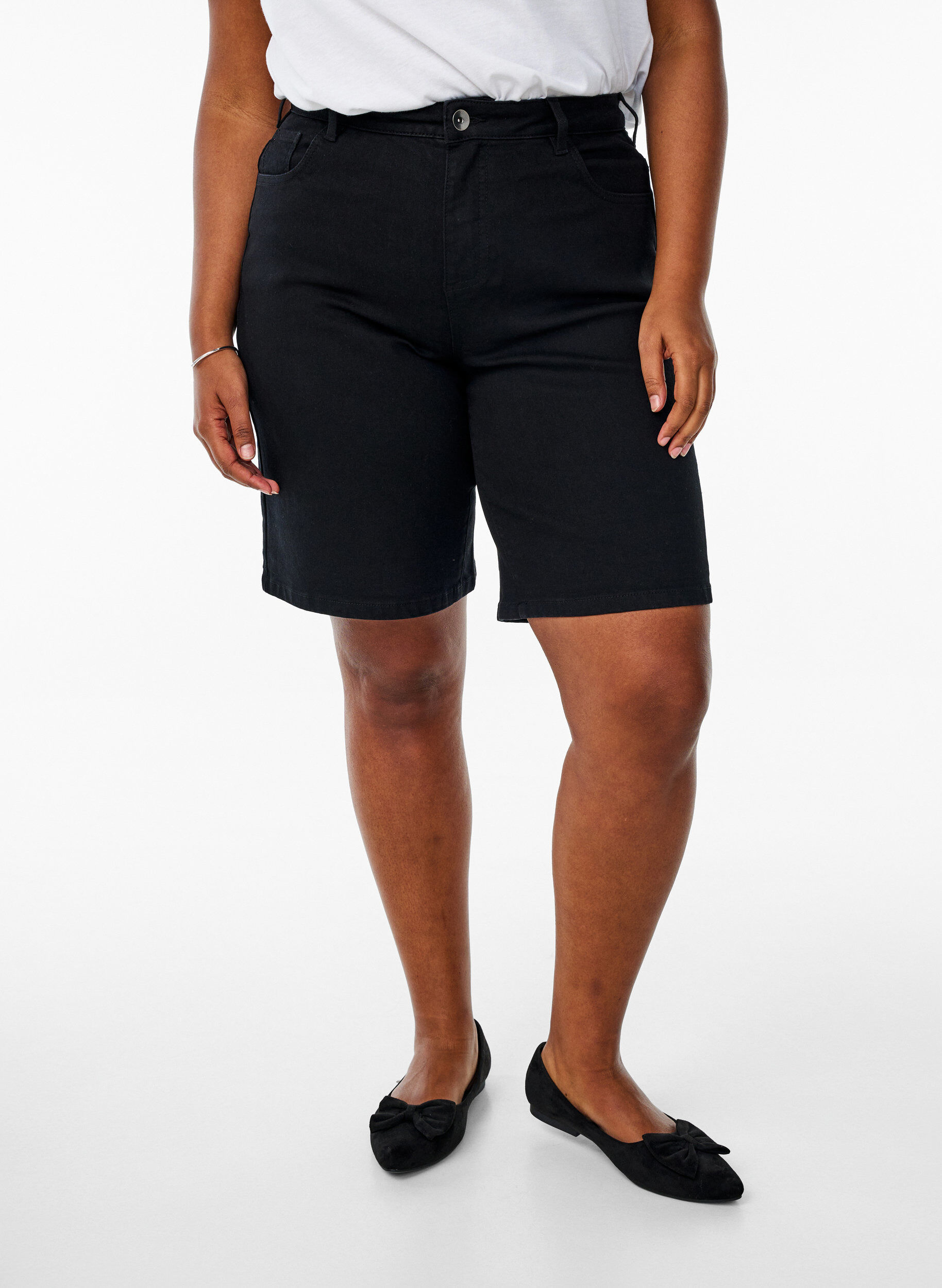 Zizzi L&oslash;se denimshorts med h&oslash;y midje, Svart, Model image number 3