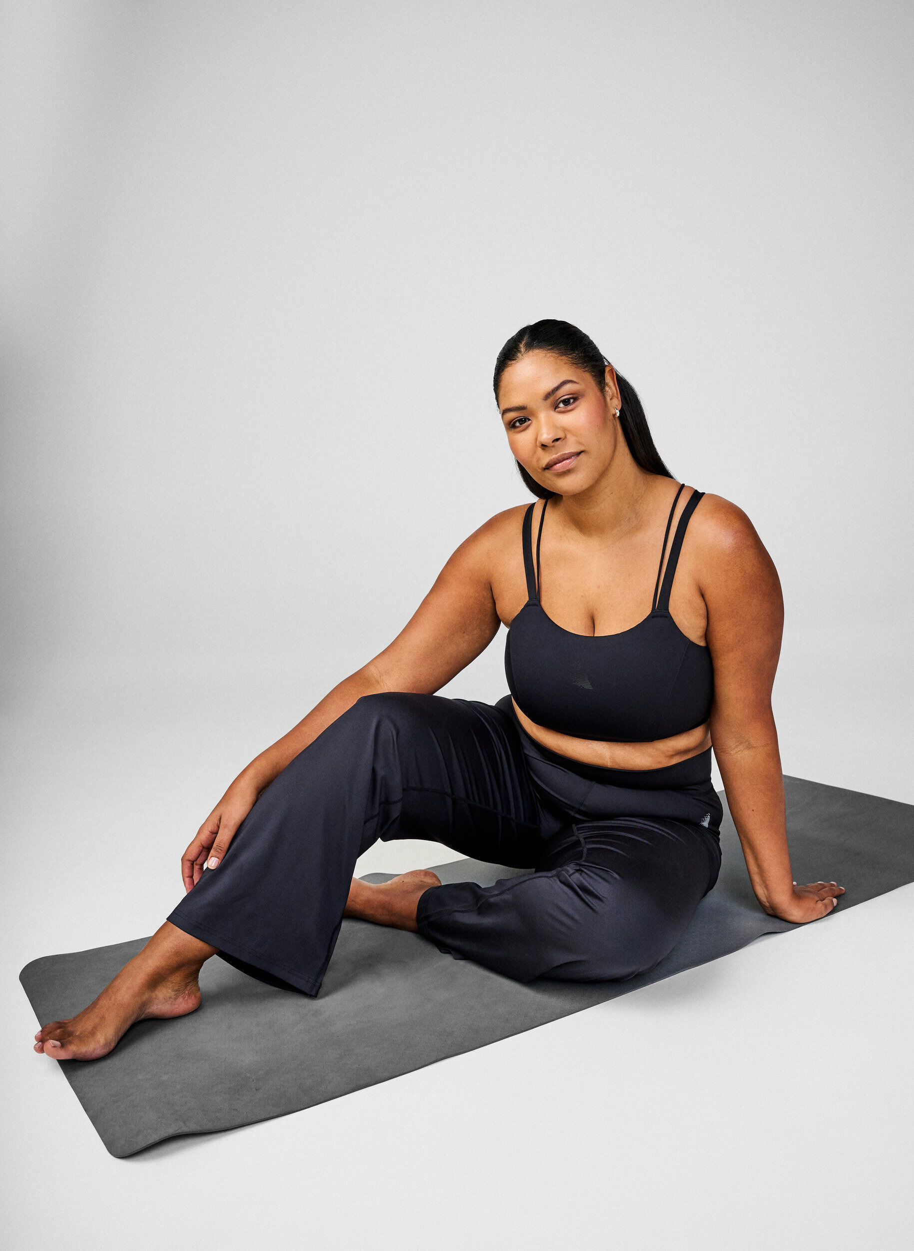 Zizzi Sports-bh med kryssdetaljer p&aring; ryggen, Svart, Image image number 0