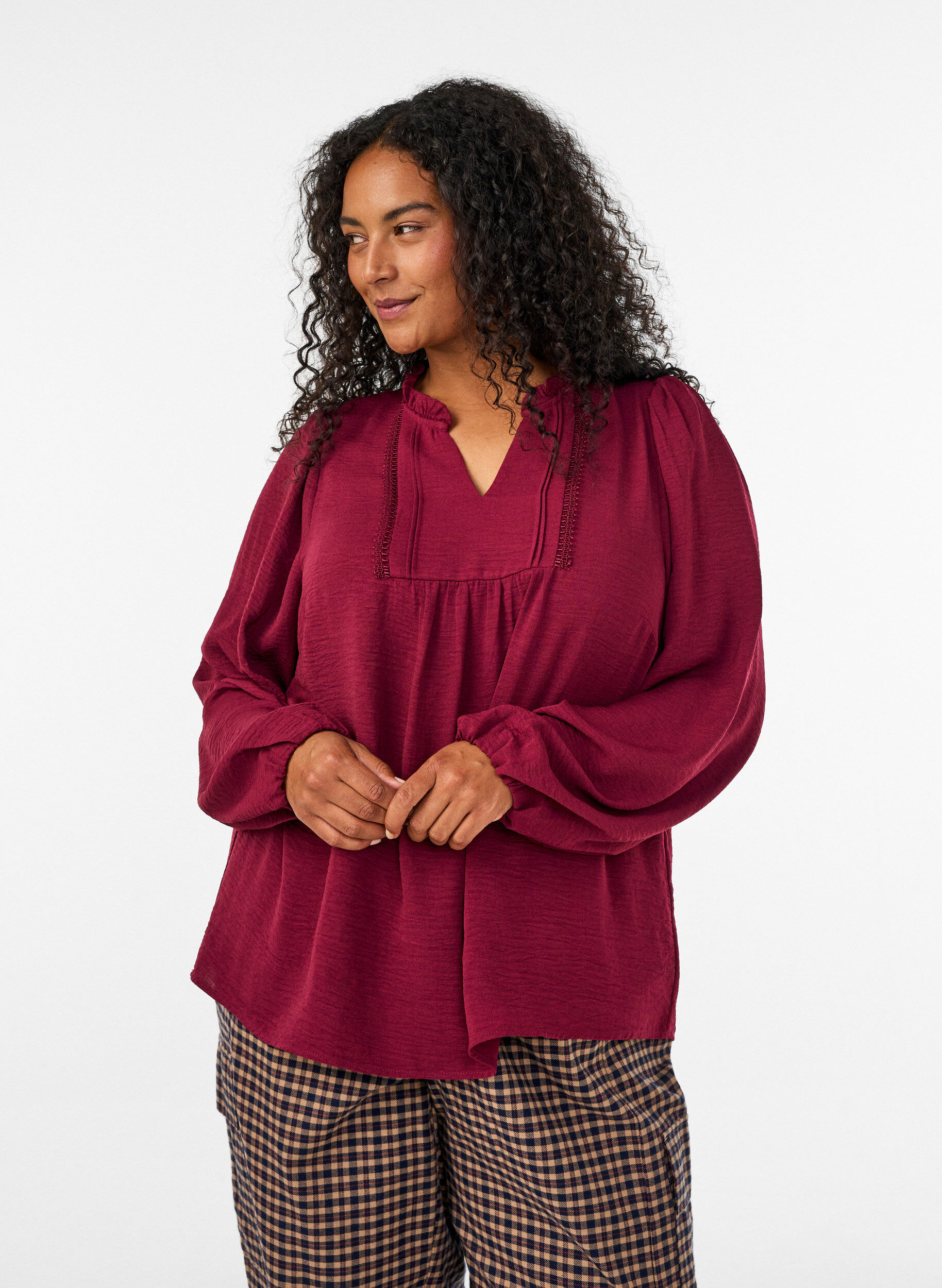Bluse med V-hals og heklet b&aring;nd, R&oslash;d, Model