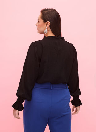 Zizzi Langermet viskosebluse med rynkedetaljer, Black, Model image number 1