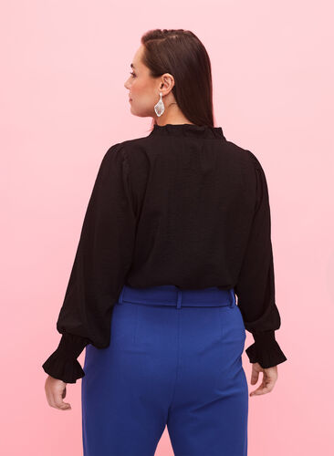 Zizzi Langermet viskosebluse med rynkedetaljer, Black, Model image number 1