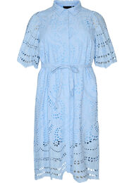 Skjortekjole i broderie anglaise med knytebelte, Bl&aring;