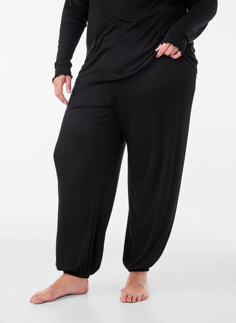 L&oslash;se pyjamasbukser i viskose med elastisk midje, Svart, Model image number 3