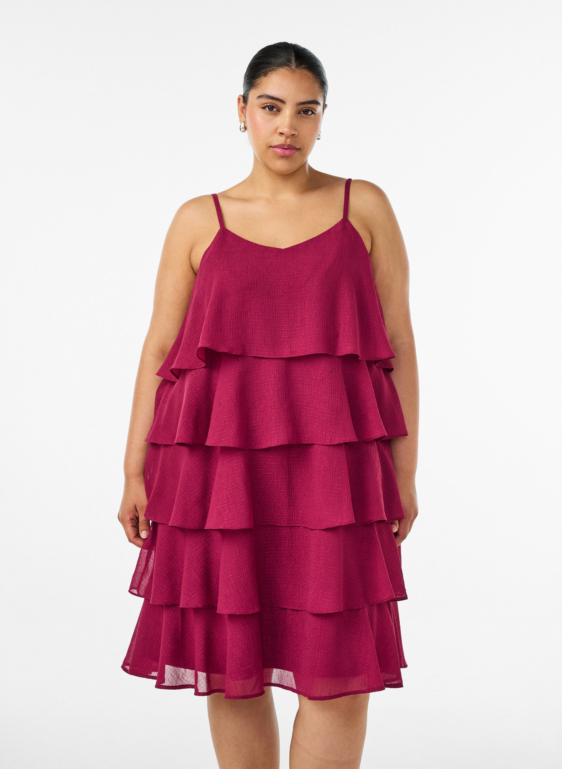 Lag-p&aring;-lag kjole med volanger og spaghetti-stropper, R&oslash;d, Model