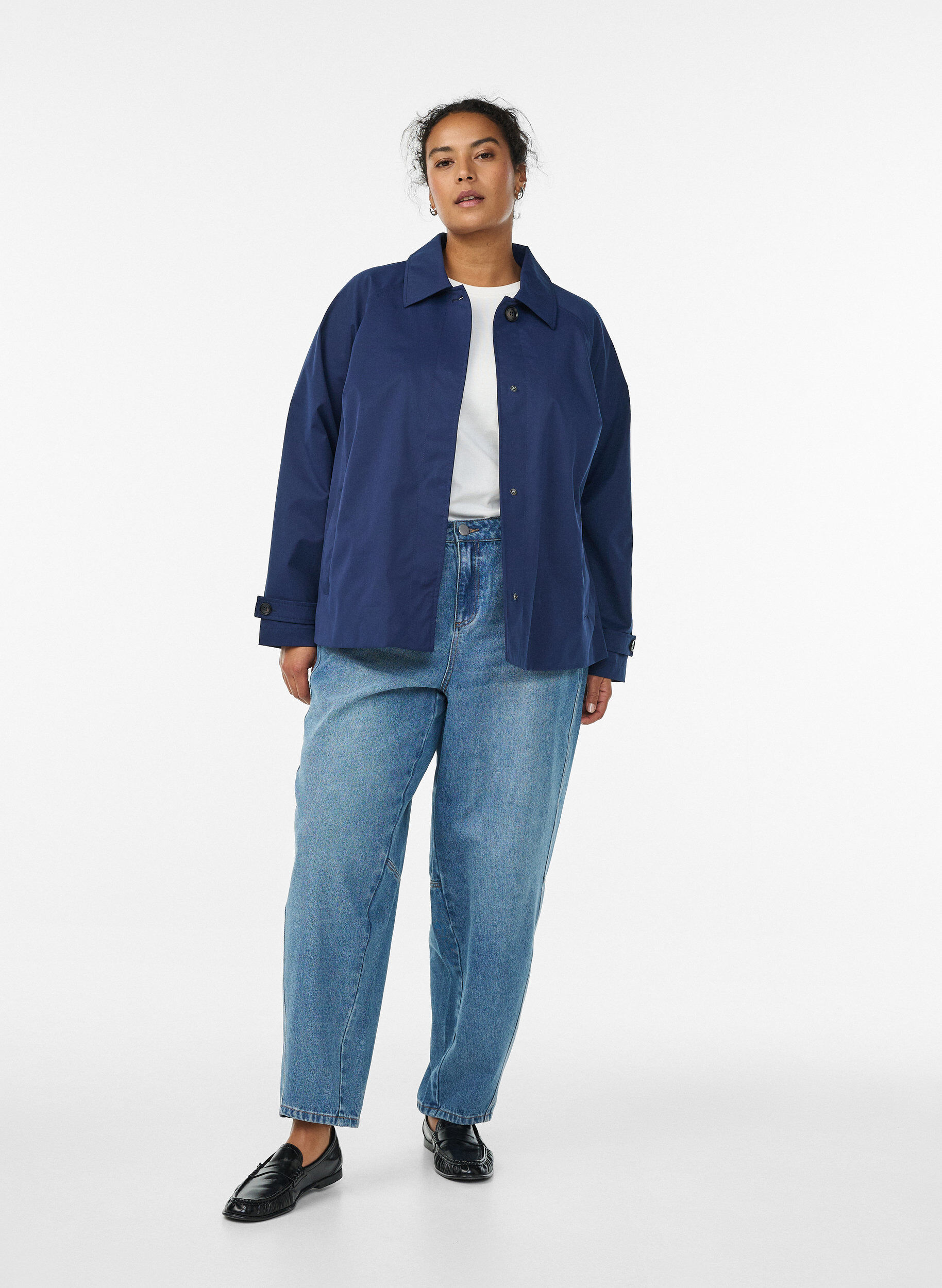 Zizzi Kort trenchcoat med krage og raglanermer, Bl&aring;, Model image number 1