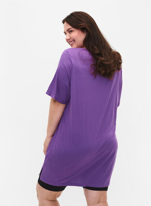 Ensfarget oversized T-skjorte med V-hals, Deep Lavender, Model image number 1