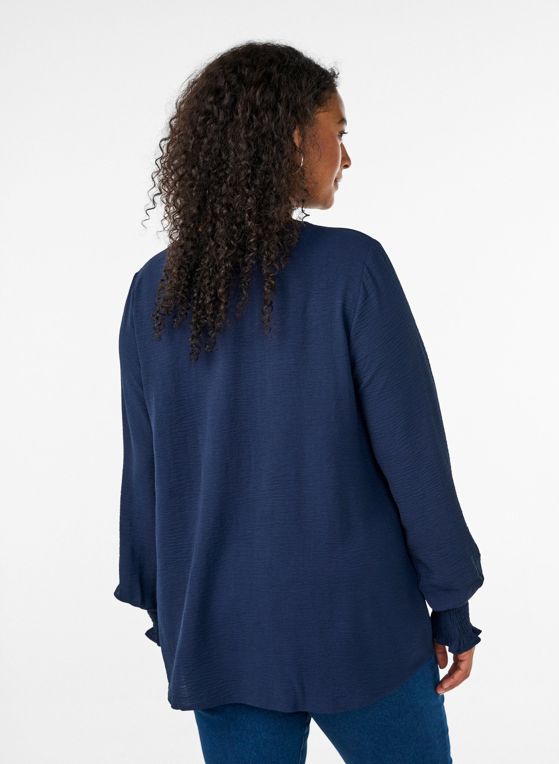 ZizziBluse med smockmansjetter og V-hals, Bl&aring;, Model image number 2