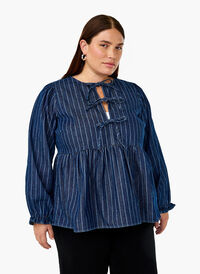 Stripete denimbluse med knyting foran, Blå Stripete denimbluse med knyting foran, Blå, Model