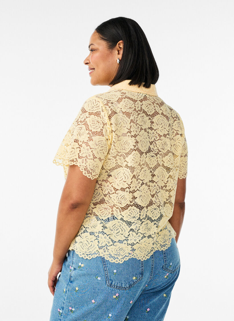 Skjortebluse i blonde med perleknapper, Gul, Model image number 2