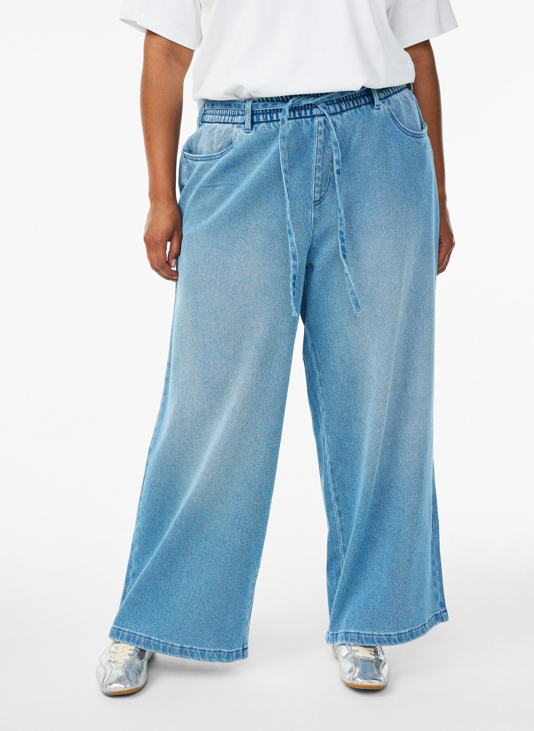 ZizziLoose fit-jeans med elastisk linning og sn&oslash;ring, Bl&aring;, Model image number 2