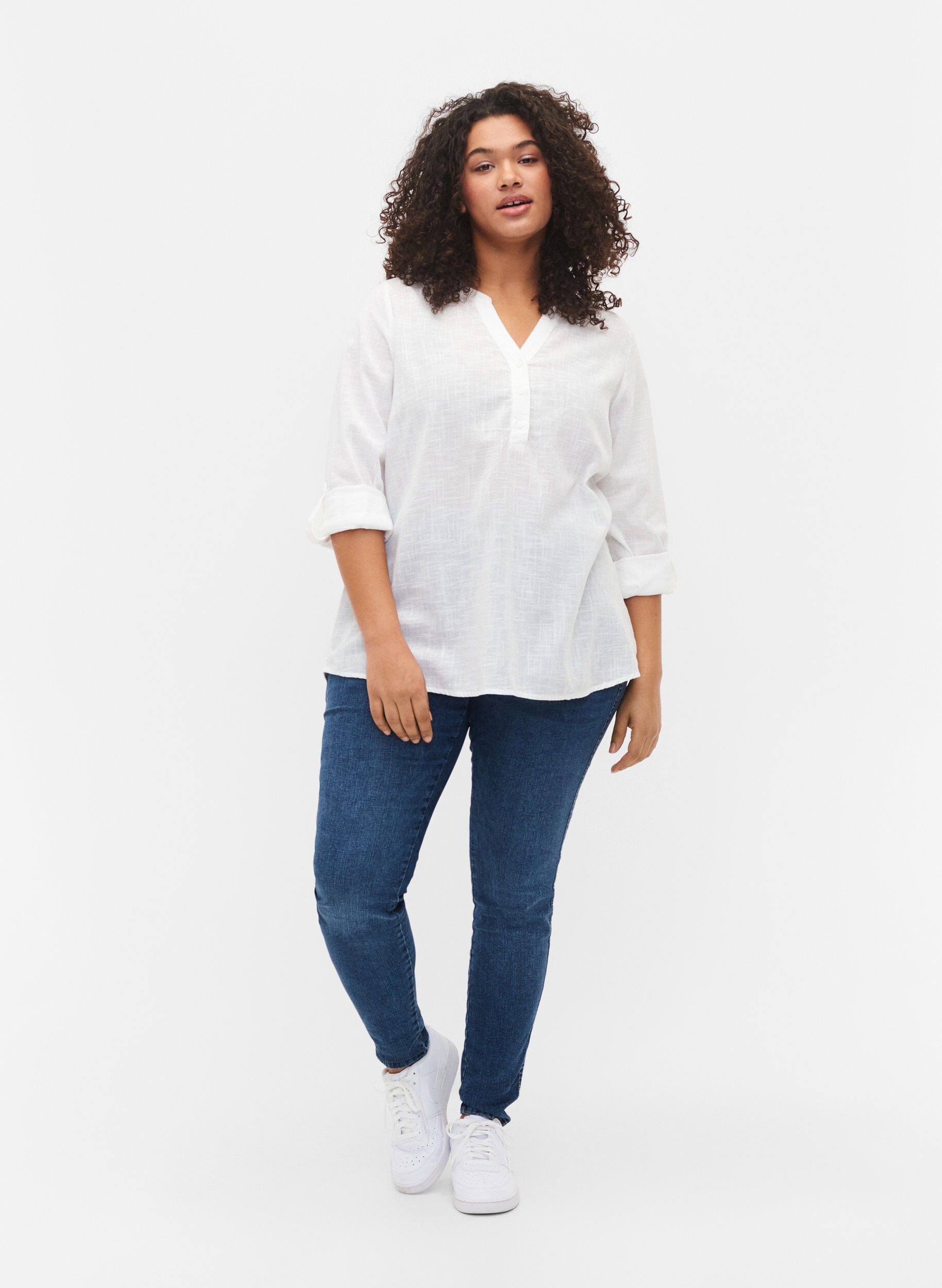 Zizzi Bomullsbluse med V-hals, Bright White, Model image number 2