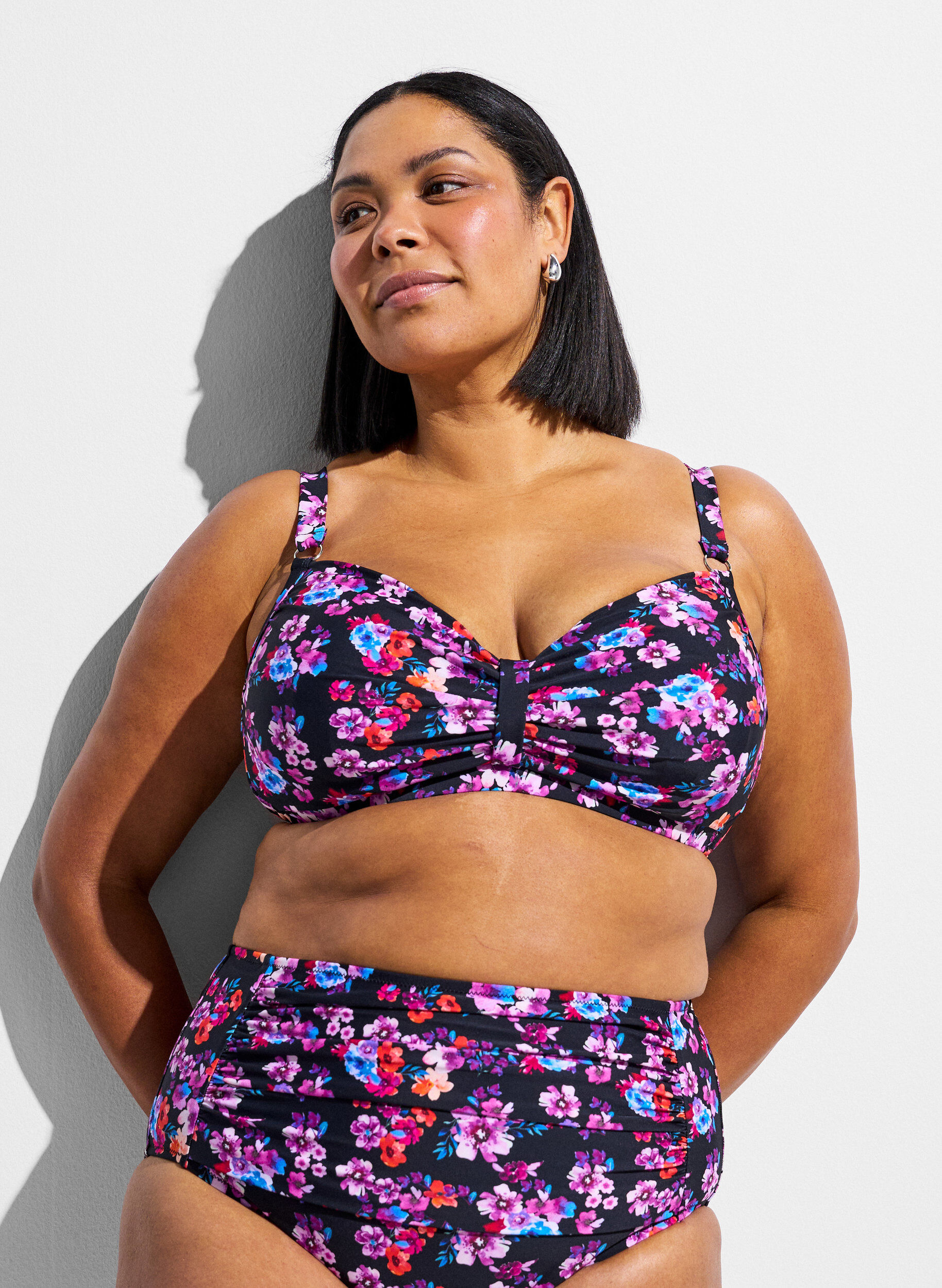 Bikinioverdel med b&oslash;yle og m&oslash;nster, Lilla, Model