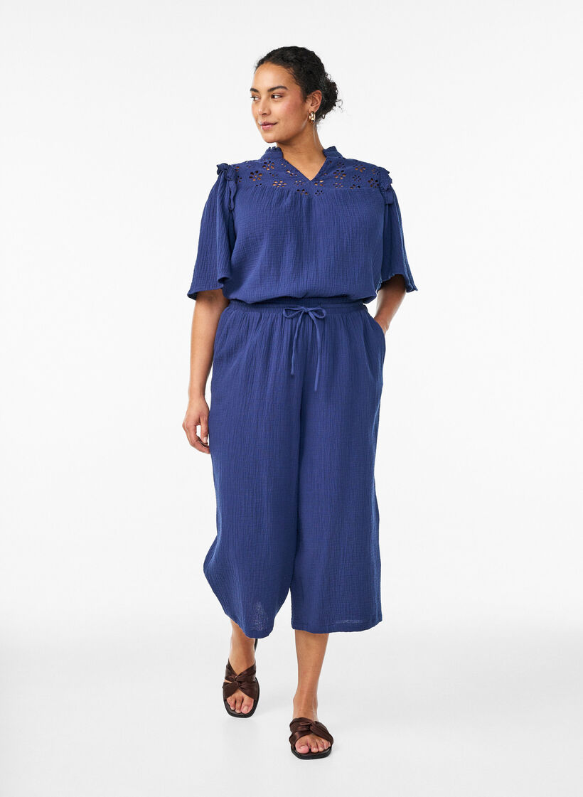 Bluse i bomullsmusselin med broderie anglaise og 1/2 ermer, Bl&aring;, Model image number 1